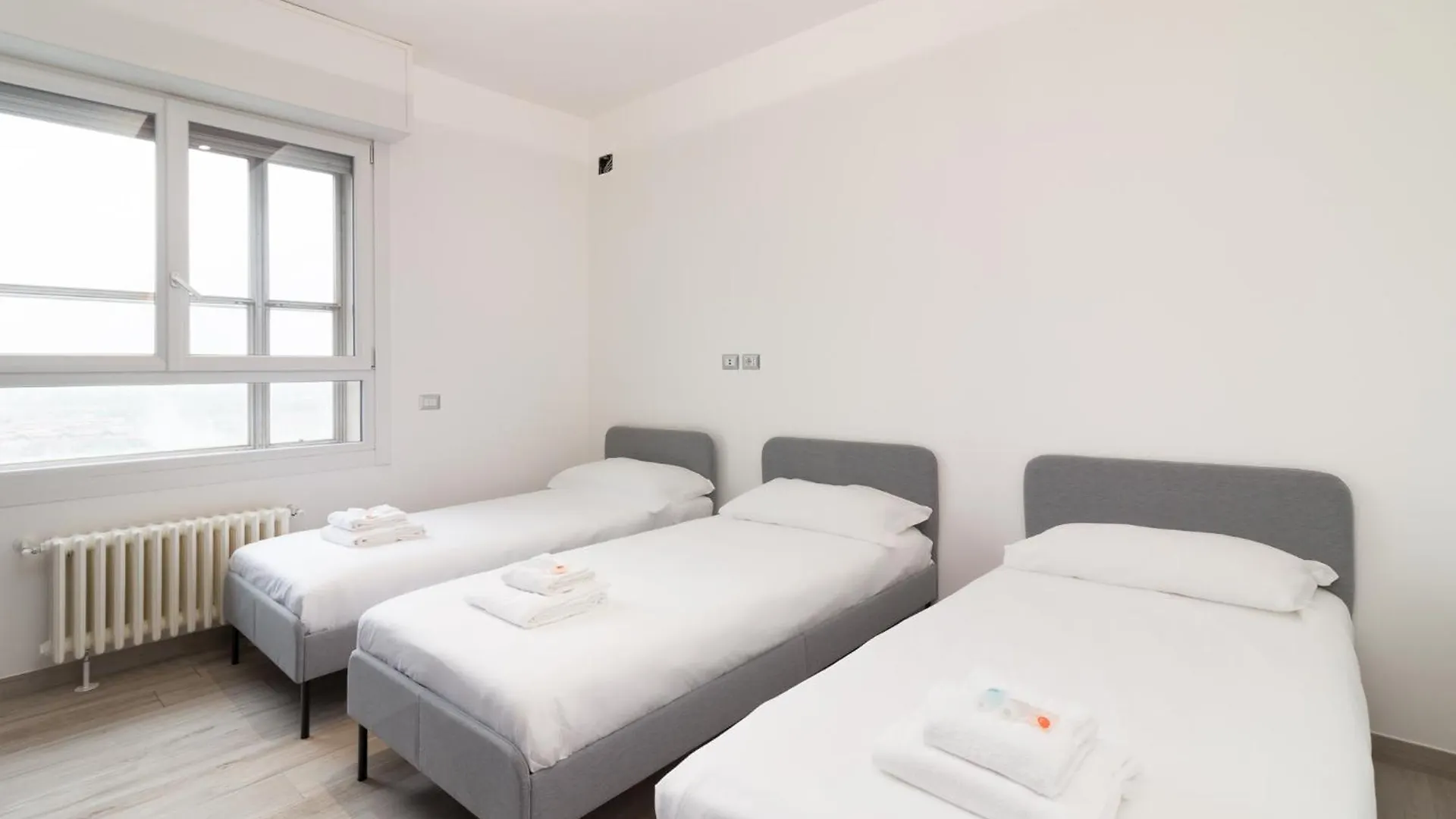 Apartament Nuovissimo Attico 17Esimo Piano, 10 Posti Letto Mediolan