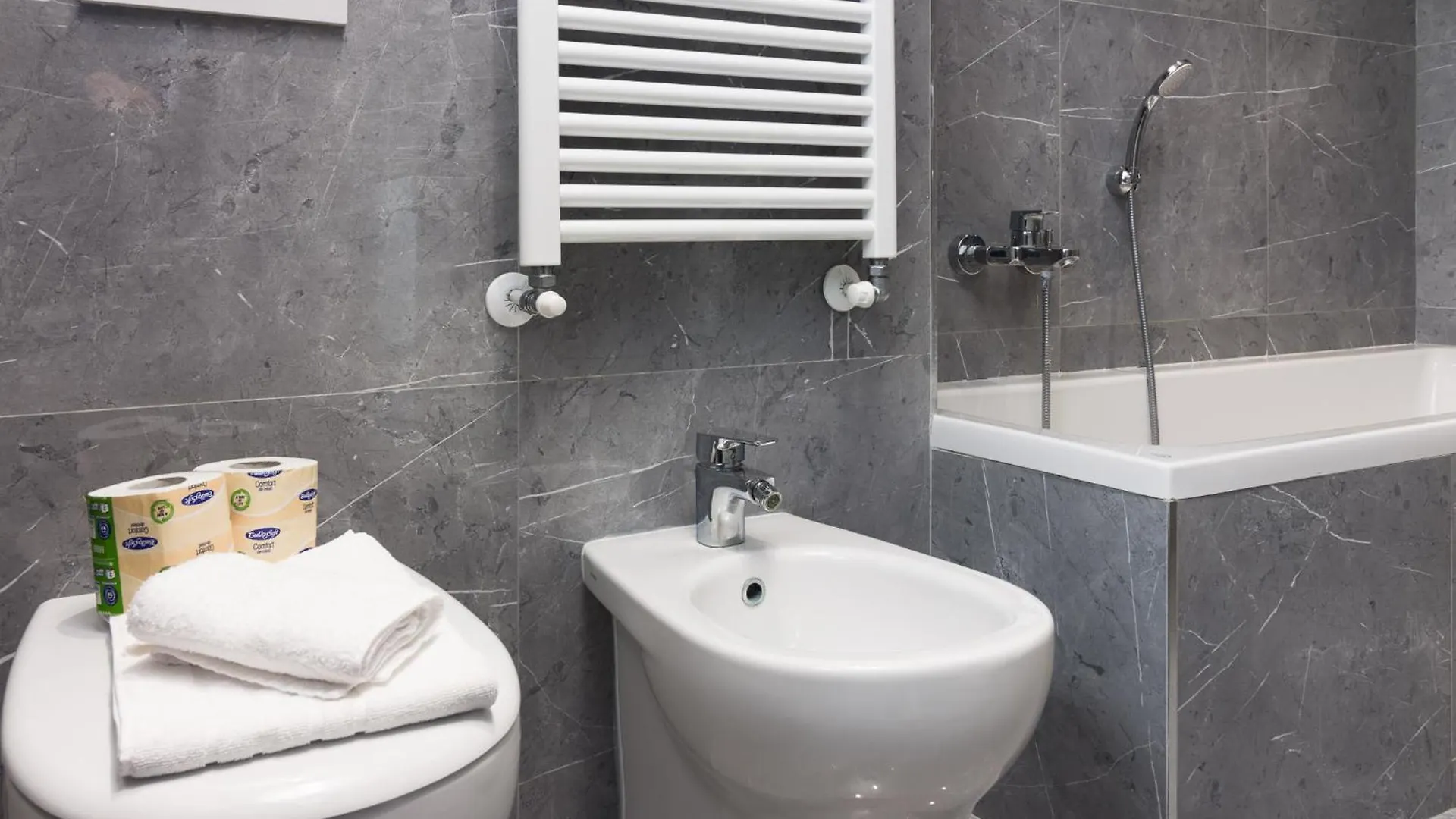 Nuovissimo Attico 17Esimo Piano, 10 Posti Letto Apartment Milan Italy